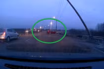 Ô tô mất lái, húc tung cột đèn trên đường cao tốc