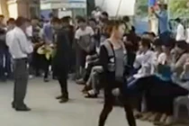 Nam sinh tỏ tình gây náo loạn, thầy giáo phải can thiệp