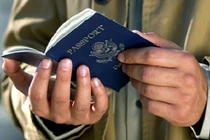 Công nghệ làm hộ chiếu giả và giao dịch sốc ở chợ đen 
