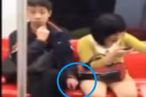 Gã dê xồm tìm cách sàm sỡ cô gái trẻ