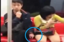 Gã dê xồm tìm cách sàm sỡ cô gái trẻ