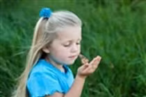 Hành trình bé gái sơ sinh trở thành thiếu nữ xinh đẹp