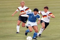 Những pha bóng “ma thuật” của Maradona