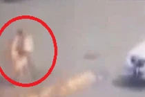 Kinh hoàng: Người thành đuốc sống vì bị xe ô tô đâm