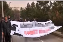 Sinh viên biểu tình phản đối mở đường cao tốc