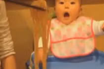 Clip em bé thèm ăn mỳ tôm