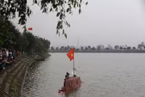 Tàu ngầm Trường Sa chạy băng băng trên mặt nước