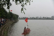 Tàu ngầm Trường Sa chạy băng băng trên mặt nước