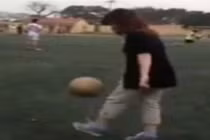 Cô gái xinh đẹp tâng bóng cực siêu