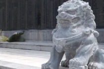 Sư tử đá nhe nanh trong...Đài tưởng niệm liệt sỹ