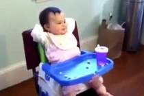 Clip bé ngồi ăn ngộ nghĩnh