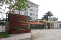 Hai học sinh đánh thầy giáo dập mũi ngay cổng trường HN