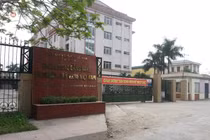 Hai học sinh đánh thầy giáo dập mũi ngay cổng trường HN