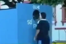 Clip: Cái tội thích tò mò