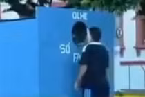 Clip: Cái tội thích tò mò