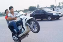 Hú vía cảnh làm xiếc bằng xe ga của thanh niên Việt