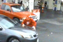 Honda Accord đâm người gần cây xăng, rồi bỏ chạy