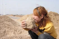 Kỳ lạ những người “nghiện” ăn đất, ăn tới cả 1 kg đất mỗi ngày