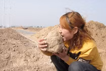 Kỳ lạ những người “nghiện” ăn đất, ăn tới cả 1 kg đất mỗi ngày