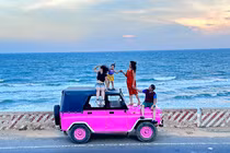 "Ảo" ở cung đường ven biển đẹp nhất Việt Nam với xe Jeep sắc màu