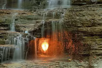 Bí mật không lời giải về “ngọn lửa vĩnh cửu” bên trong thác nước