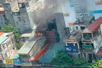 Hà Nội: Nhà 3 tầng bốc cháy kinh hoàng kèm nhiều tiếng nổ lớn