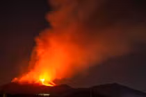 Cận cảnh núi lửa phun dung nham cao 3.000m đỏ rực bầu trời