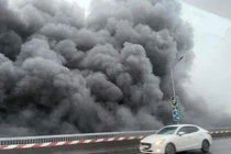 Hà Nội: Khói đen bốc cao hàng chục mét dưới chân cầu Thăng Long