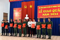 Vẻ đẹp trong trẻo của nữ sinh Đồng Nai lên đường nhập ngũ