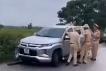 Tài xế ô tô say xỉn, tông vào dải phân cách rồi khóa cửa ngủ trên xe