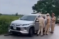 Tài xế ô tô say xỉn, tông vào dải phân cách rồi khóa cửa ngủ trên xe