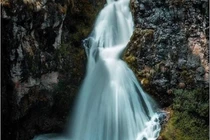 Ngỡ ngàng thác nước giống hệt cô gái mặc váy cưới