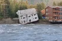 Mỹ: Lũ lụt nghiêm trọng, cả ngôi nhà rơi xuống sông như trong phim