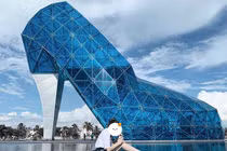 Ngắm nhà thờ hình chiếc giày pha lê đẹp như trong truyện cổ tích