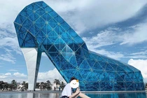 Ngắm nhà thờ hình chiếc giày pha lê đẹp như trong truyện cổ tích