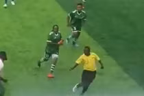 Độc lạ châu Phi: Trọng tài nam bị cả đội bóng nữ đuổi đánh