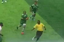 Độc lạ châu Phi: Trọng tài nam bị cả đội bóng nữ đuổi đánh