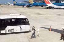 Hành khách tung tin có súng, chuyến bay dừng khẩn cấp trong đêm