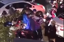 Tổ dân phòng quát nạt, tấn công người phụ nữ giữa giờ tan tầm