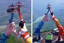 Ngắm cặp tượng tình nhân khổng lồ ở Trung Quốc