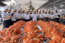 Đám cưới “hoàn cảnh”: thực đơn toàn cua hoàng đế, bào ngư