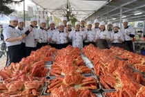 Đám cưới “hoàn cảnh”: thực đơn toàn cua hoàng đế, bào ngư