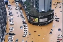 Những thước phim ám ảnh về trận mưa lũ lịch sử ở Trung Quốc