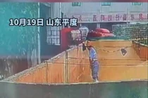 Sốc: Bắt quả tang công nhân “tè bậy” vào thùng nguyên liệu làm bia