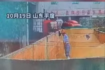 Sốc: Bắt quả tang công nhân “tè bậy” vào thùng nguyên liệu làm bia