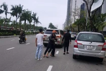 Thực hư clip người đi xe Lexus giật điện thoại người đi xe máy