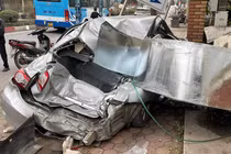 Hà Nội: Kinh hoàng cuộn thép tuột xích, đè nát cả xe ô tô con