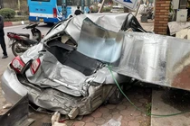 Hà Nội: Kinh hoàng cuộn thép tuột xích, đè nát cả xe ô tô con