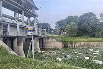 Hé lộ nguyên nhân vụ thi thể hai vợ chồng "ôm nhau" dưới cống nước