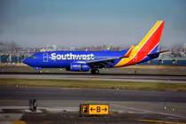 Hành khách nhảy khỏi cửa thoát hiểm máy bay trước giờ khởi hành